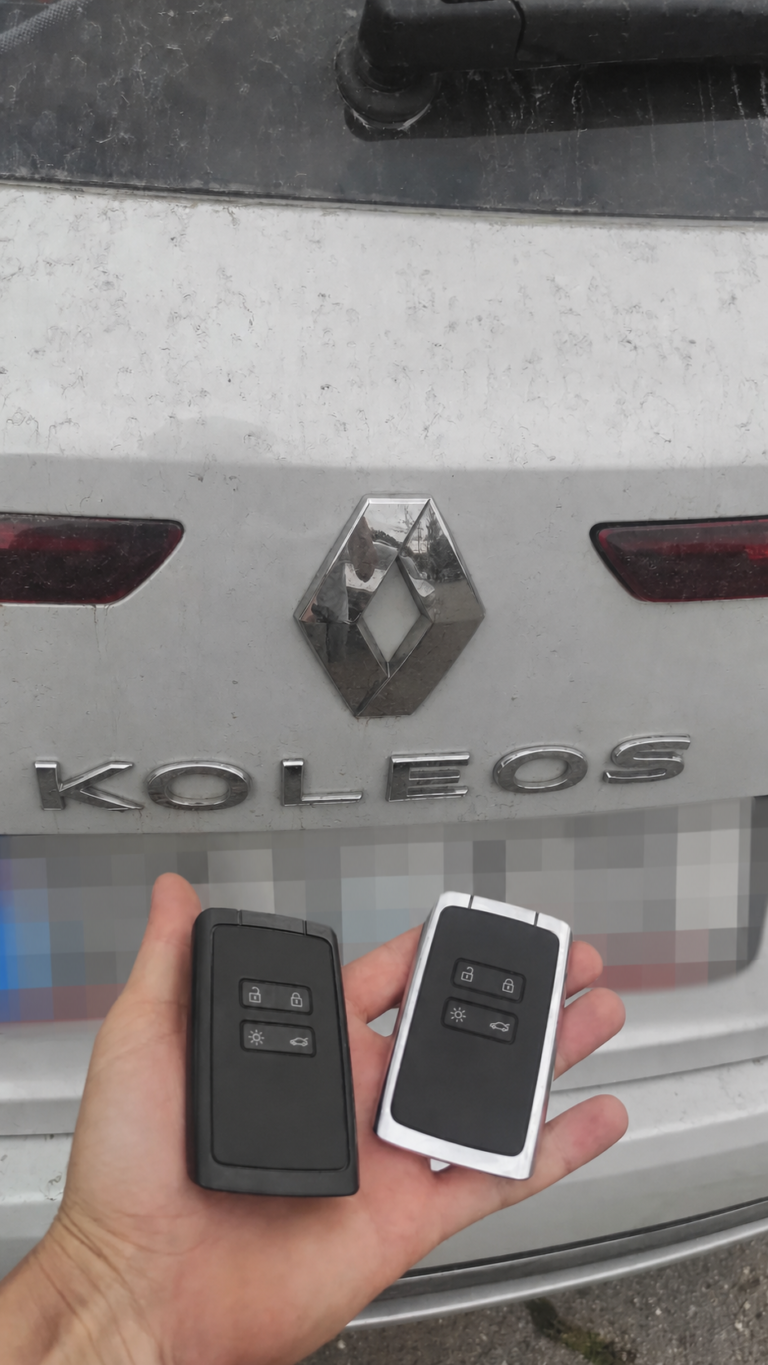 Două chei auto Renault – număr anonimizat